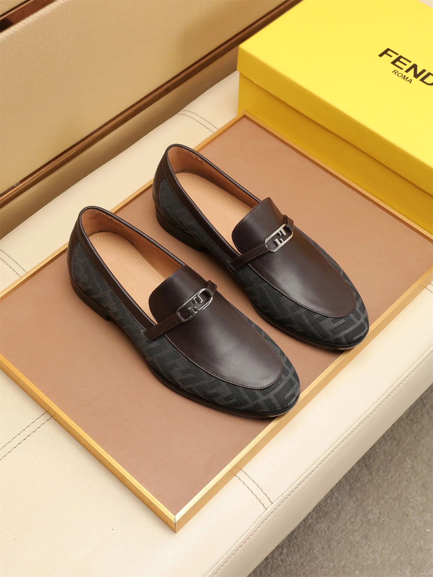 Men's shoes💰460 🕷🕷【FENDI】The latest men's formal leather shoes🇨🇳Classic series not to be missed💯The first layer is made of imported first-layer cowhide☘Original quality, the leather is smooth and delicate🎋Awesome version, perfect streamlined outline🍇Cowhide lining, size 38-44 (customized at 45.46)...